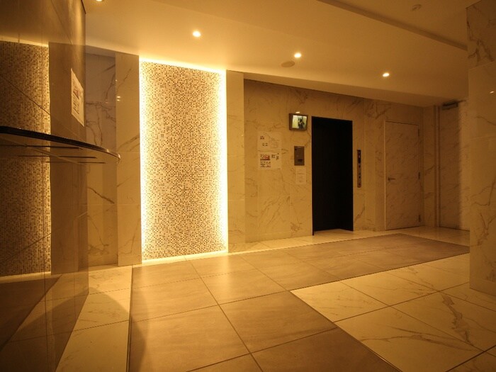 物件外観写真2　(エントランス部分)