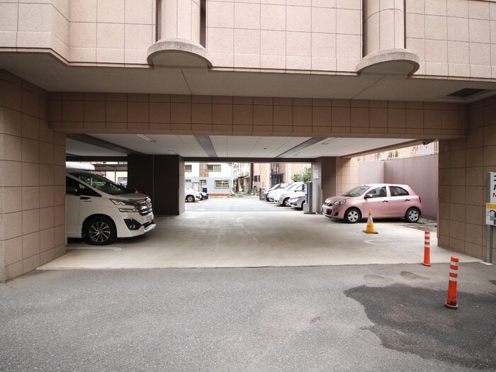 物件外観写真6　(駐車場)