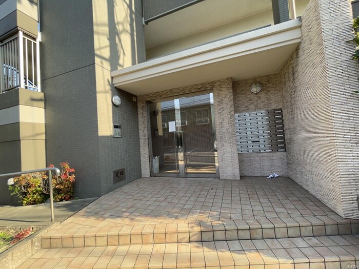 物件外観写真3　(エントランス部分)