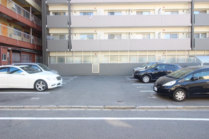 物件外観写真4　(駐車場)