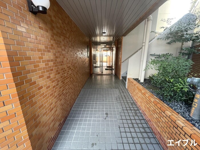 物件外観写真2　(エントランス部分)