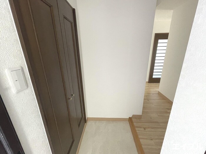 物件内観写真12　(玄関)