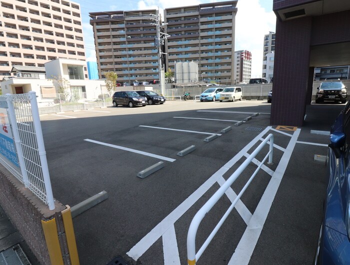 物件外観写真4　(駐車場)