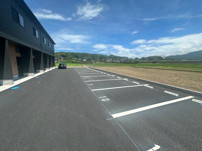 物件外観写真2　(駐車場)