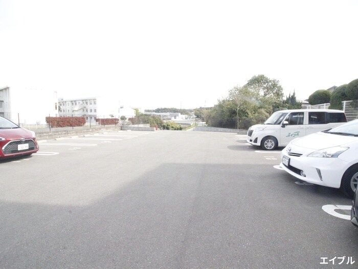 物件外観写真3　(駐車場)