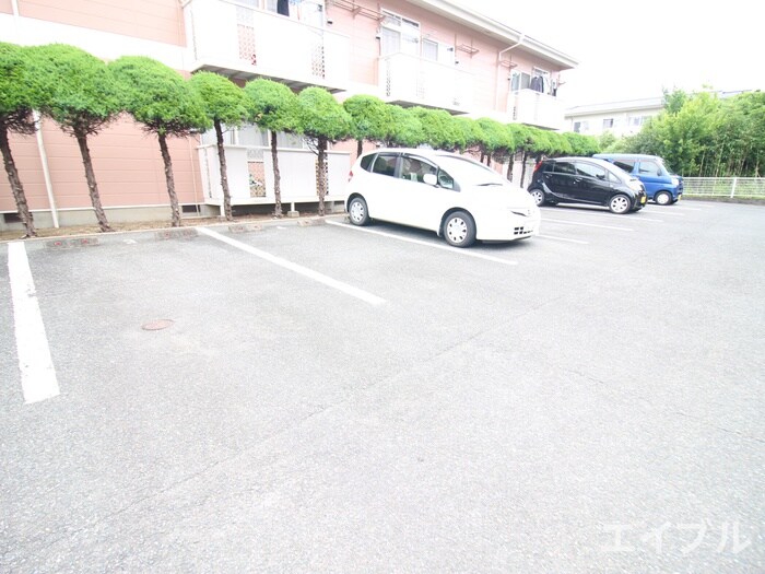 物件外観写真3　(駐車場)