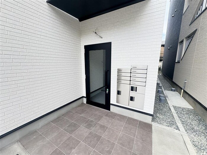 物件外観写真4　(エントランス部分)