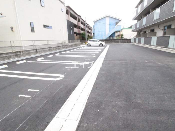 物件外観写真2　(駐車場)