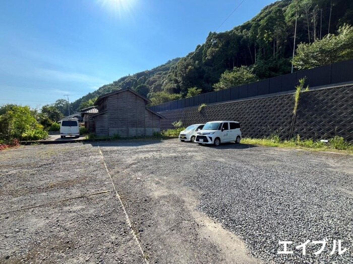 物件外観写真3　(駐車場)