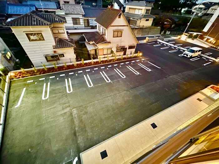 物件外観写真2　(駐車場)