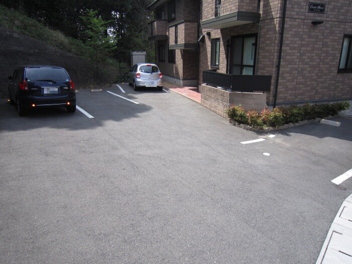 物件外観写真2　(駐車場)