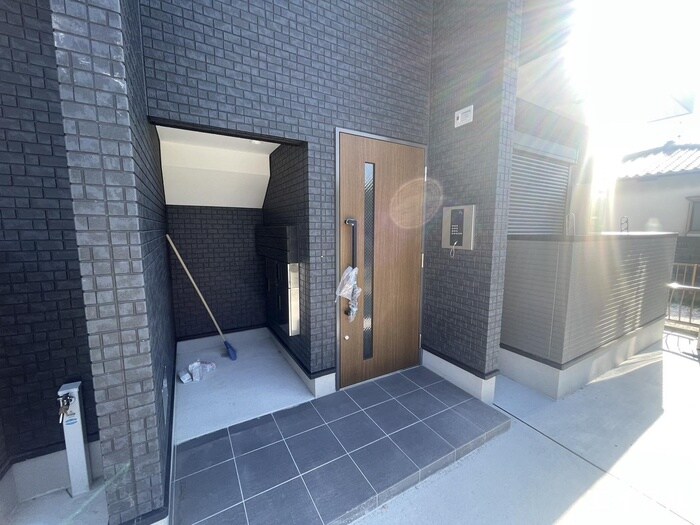 物件外観写真4　(エントランス部分)