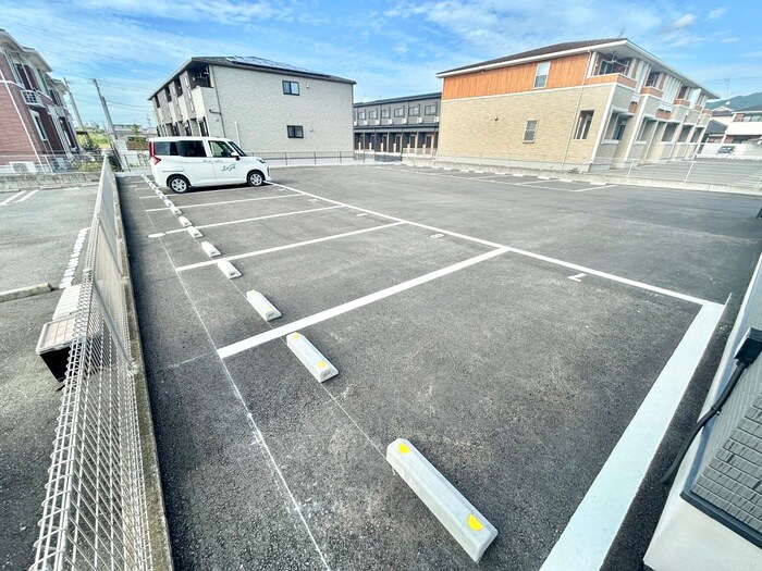 物件外観写真2　(駐車場)