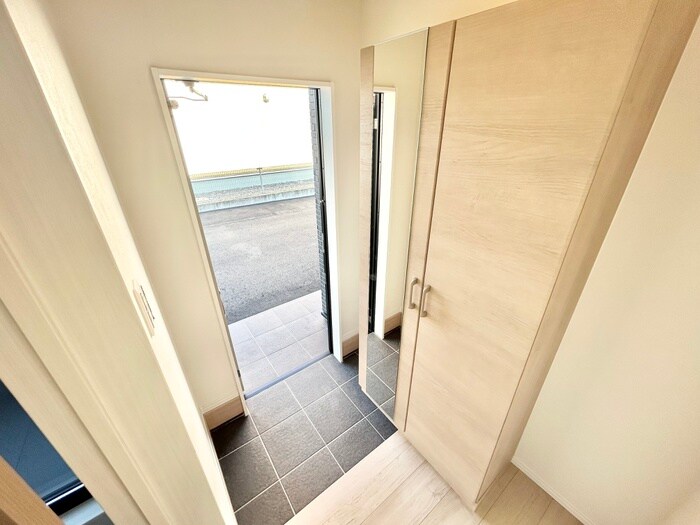 物件内観写真13　(玄関)