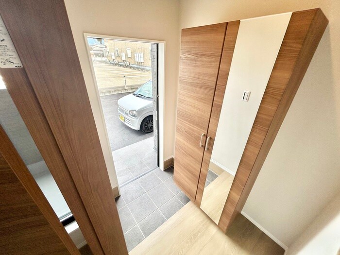 物件内観写真13　(玄関)