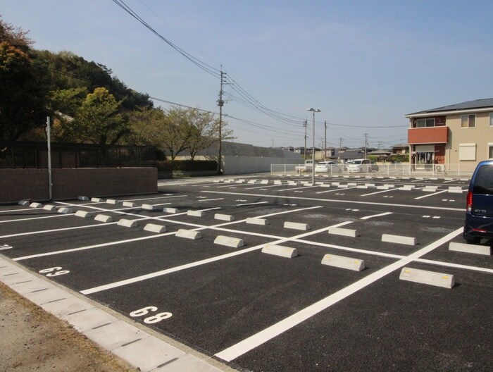 物件外観写真3　(駐車場)