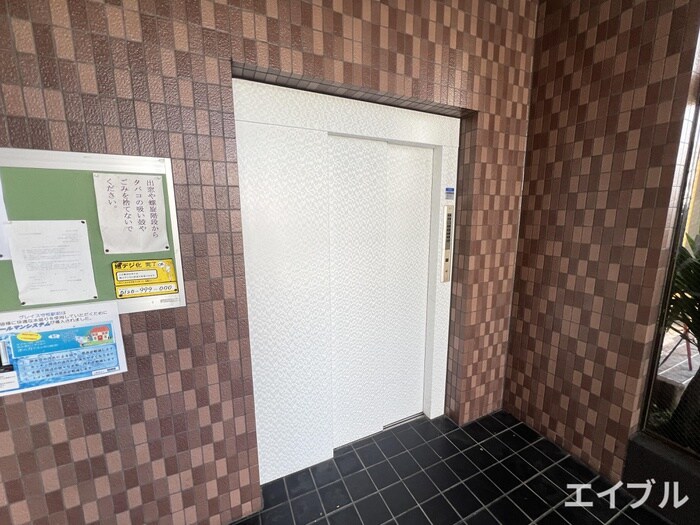 物件外観写真2　(エントランス部分)