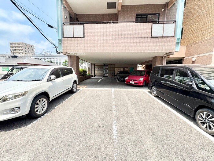 物件外観写真3　(駐車場)