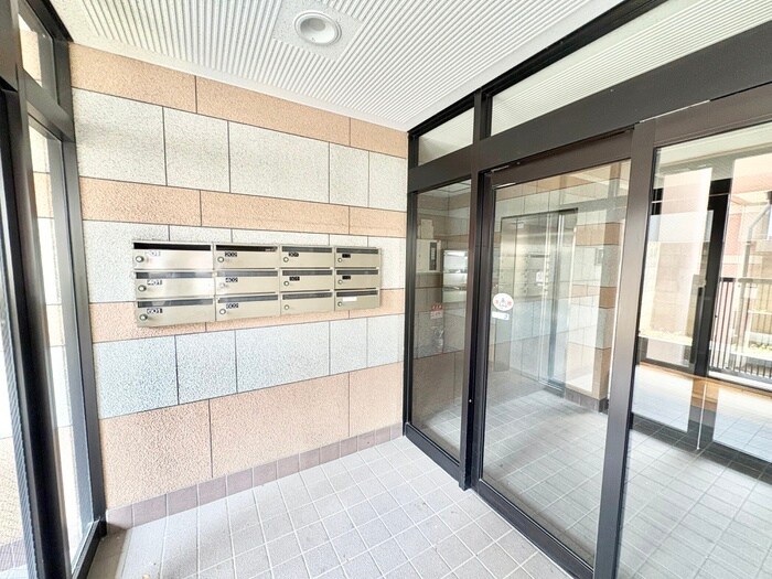 物件外観写真4　(エントランス部分)