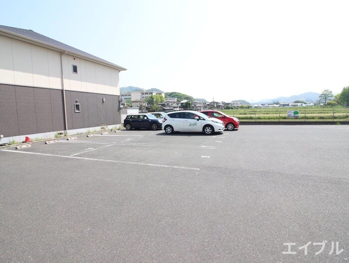 物件外観写真2　(駐車場)