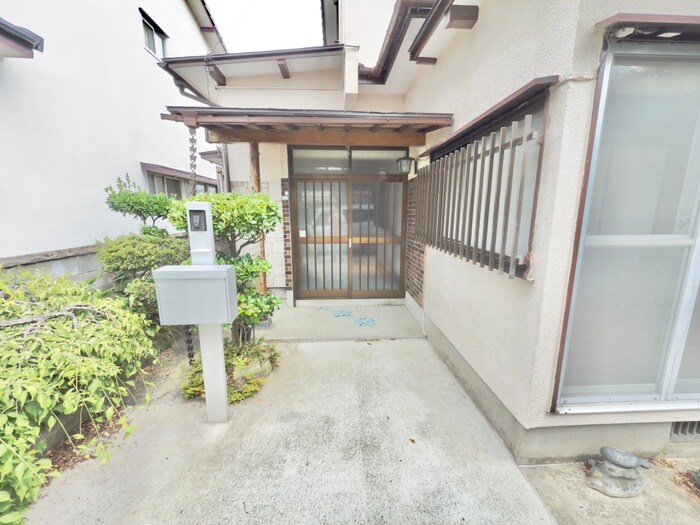 物件外観写真3　(エントランス部分)