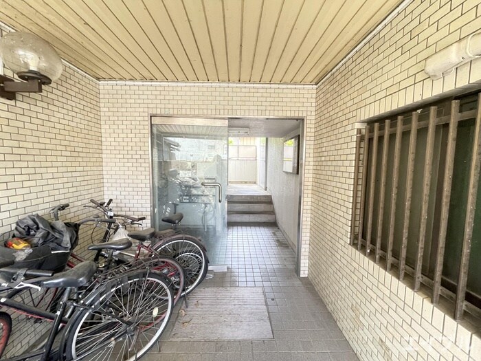 物件外観写真3　(エントランス部分)