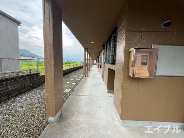 物件外観写真3　(エントランス部分)