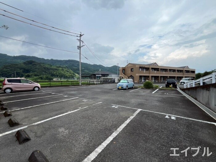 物件外観写真5　(駐車場)