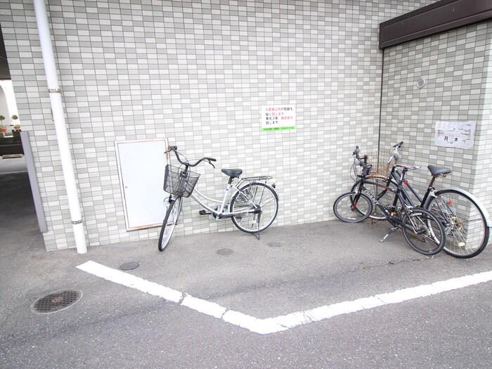 物件外観写真4　(駐輪場)