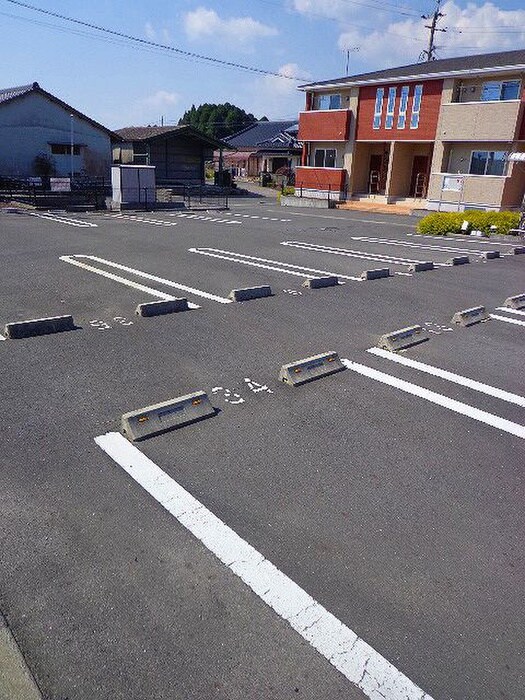 物件外観写真2　(駐車場)