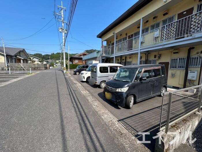 物件外観写真4　(駐車場)