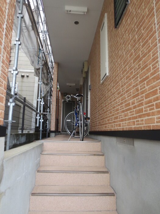 物件外観写真6　(エントランス部分)