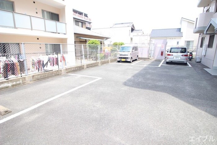 物件外観写真5　(駐車場)