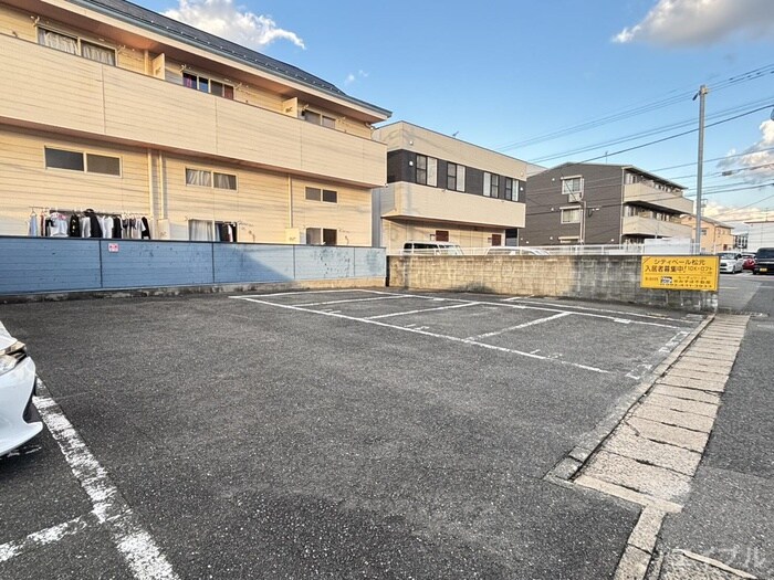 物件外観写真4　(駐車場)