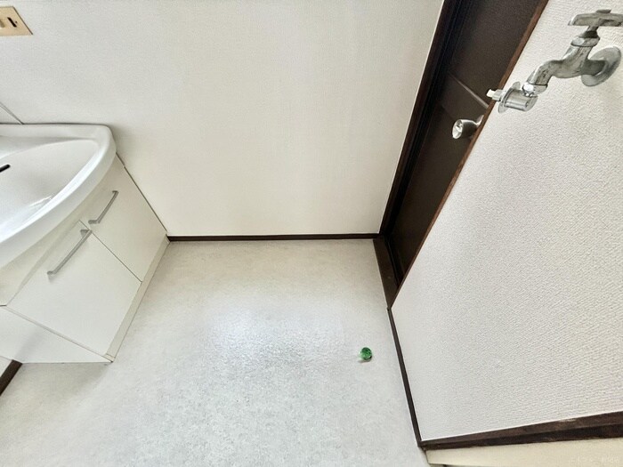 物件内観写真6　(洗濯機置場)