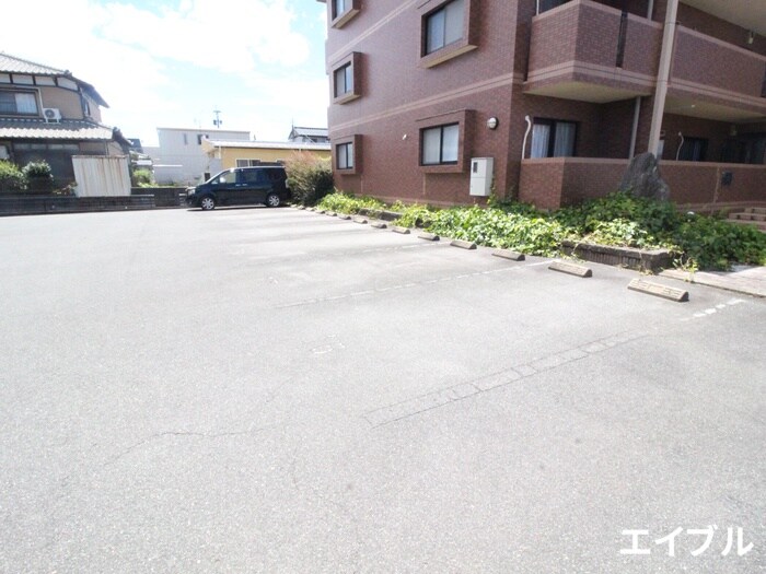 物件外観写真3　(駐車場)