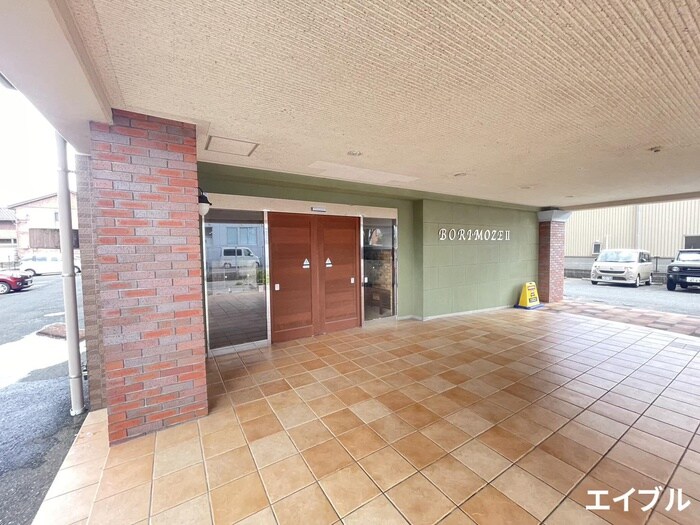 物件外観写真2　(エントランス部分)