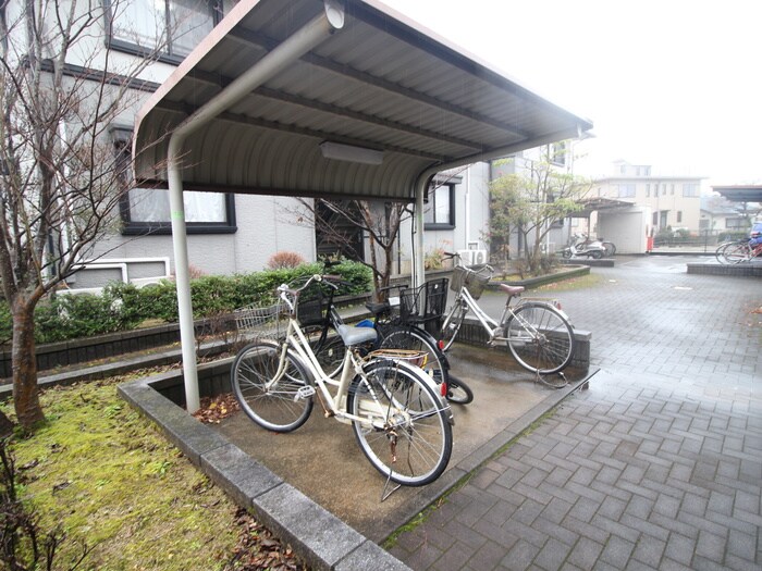物件外観写真2　(駐輪場)