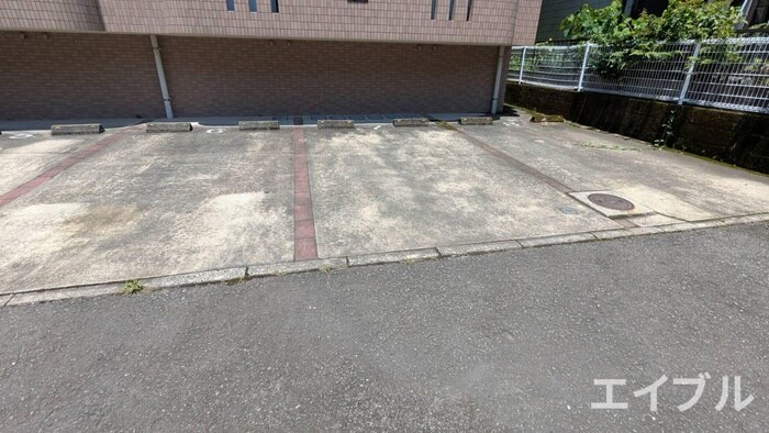 物件外観写真4　(駐車場)