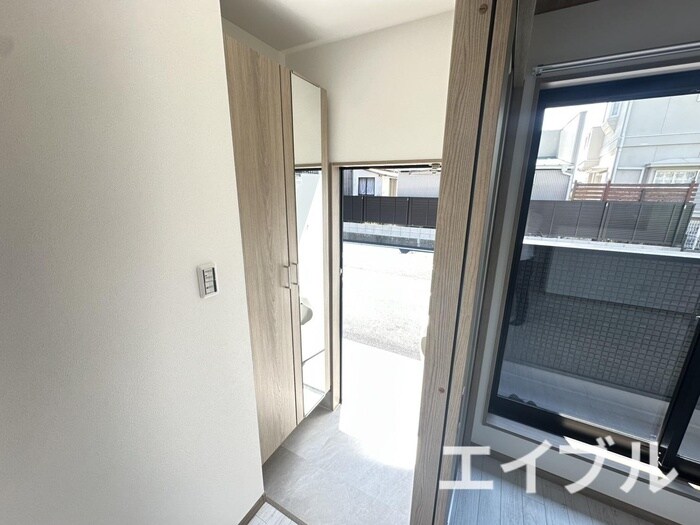 物件内観写真4　(玄関)