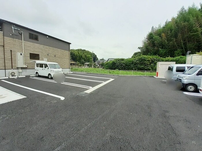物件外観写真2　(駐車場)