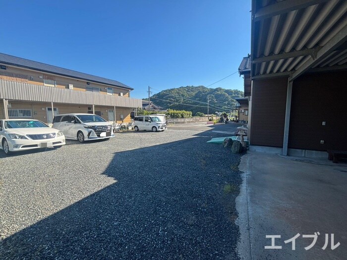 物件外観写真3　(駐車場)