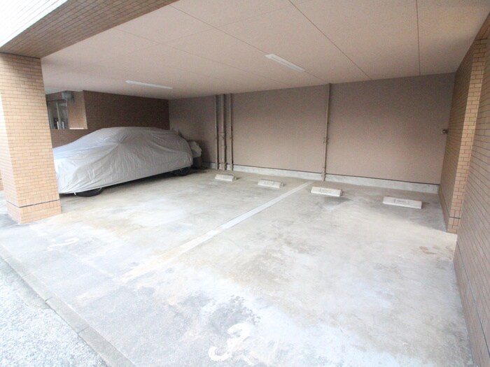 物件外観写真3　(駐車場)