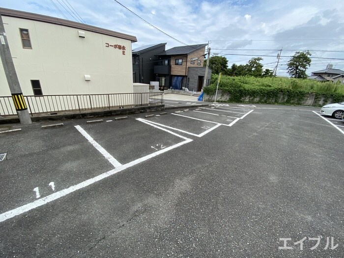 物件外観写真5　(駐車場)