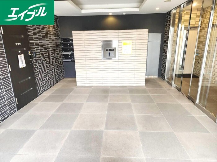 物件外観写真2　(エントランス部分)