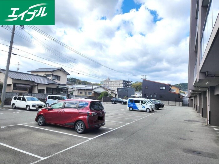 物件外観写真3　(駐車場)