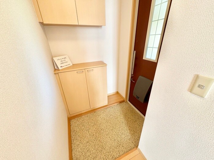 物件内観写真12　(玄関)