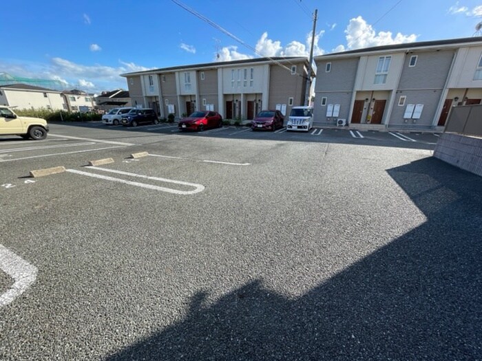 物件外観写真3　(駐車場)