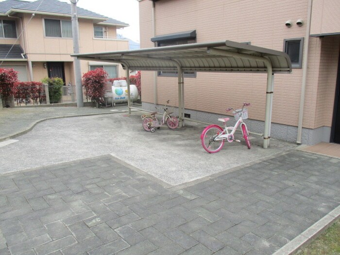物件外観写真5　(駐輪場)