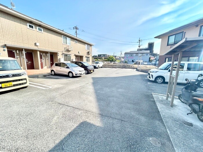 物件外観写真4　(駐車場)
